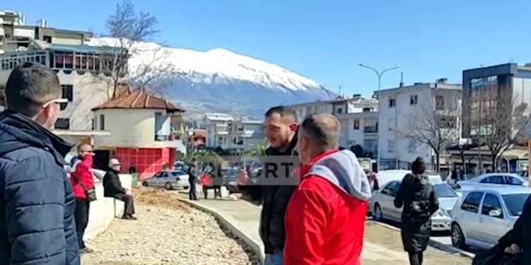 Në Gjirokastër janë dakord me çmimin e naftës, dalin në protestë për të pirë cigare vetëm… 5 persona (VIDEO)