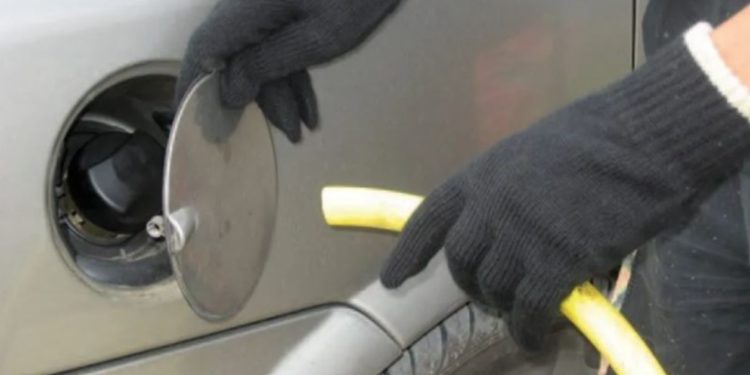 Rritja e çmimit të naftës rikthen hajdutët, ja si ju vjedhin nga sarbatori makinës