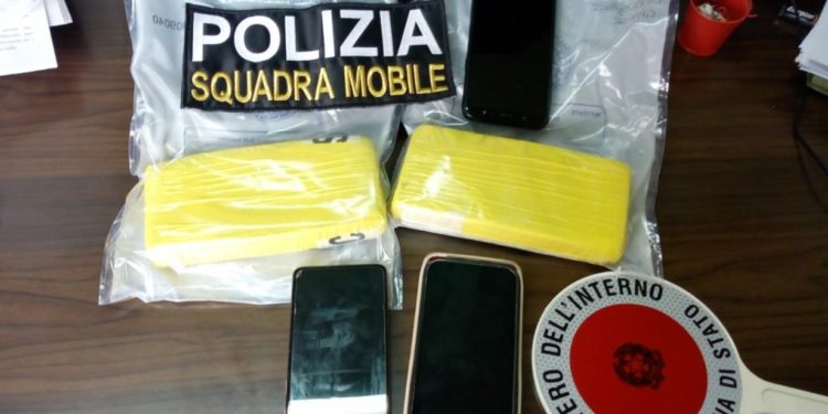 “Gazi” merr më qafë shqiptarin në Itali, policia e shoqëron për shpejtësi, por i gjen edhe drogë