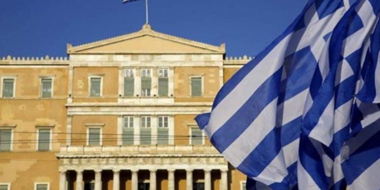 Greqia merr masa për çmimet e karburanteve: Rritet paga minimale, ulen taksat