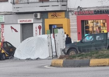 Ç’është kjo çadër e pazakontë në mes të qytetit në Gjirokastër?!