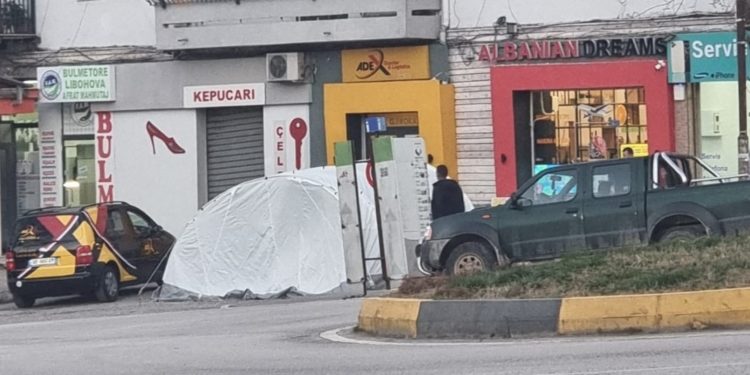 Ç’është kjo çadër e pazakontë në mes të qytetit në Gjirokastër?!