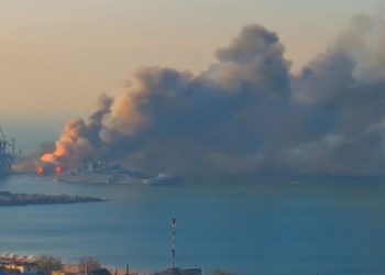 Ukraina i jep një goditje të rëndë Rusisë, shkatërrohet anija gjigante në portin e pushtuar (VIDEO)