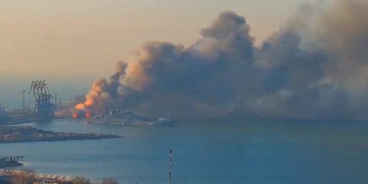 Ukraina i jep një goditje të rëndë Rusisë, shkatërrohet anija gjigante në portin e pushtuar (VIDEO)