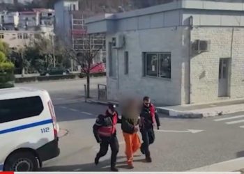 Strehuan 5 klandestinë te ish pularia e fshatit për t’i trafikuar më pas, dy të arrestuar në Lazarat (VIDEO)