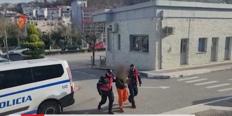 Strehuan 5 klandestinë te ish pularia e fshatit për t’i trafikuar më pas, dy të arrestuar në Lazarat (VIDEO)