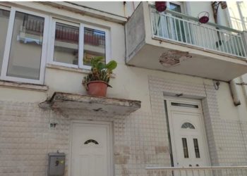 Çmenduri në Athinë, shqiptarja hedh nipin dhe mbesën nga ballkoni (VIDEO)