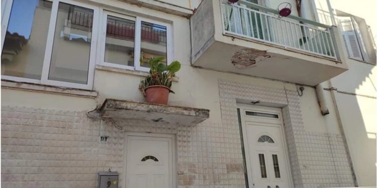 Çmenduri në Athinë, shqiptarja hedh nipin dhe mbesën nga ballkoni (VIDEO)