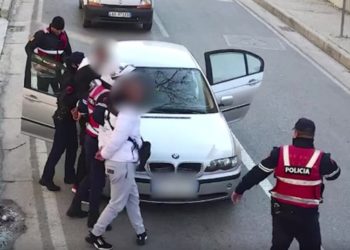 “Policia e Shtetit mos lëviz”, shihni çfarë bëjnë “Shqiponjat” në Vlorë, tre të arrestuar (VIDEO)