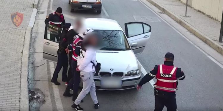 “Policia e Shtetit mos lëviz”, shihni çfarë bëjnë “Shqiponjat” në Vlorë, tre të arrestuar (VIDEO)