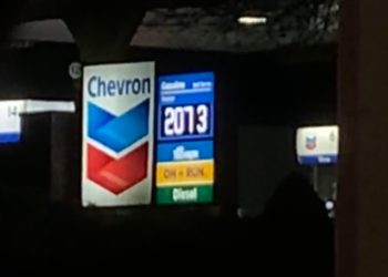 E frikshme, shihni se si rritet çmimi i naftës edhe në Kanada brenda një minuti. Qytetarja publikon videon