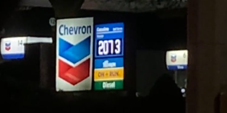 E frikshme, shihni se si rritet çmimi i naftës edhe në Kanada brenda një minuti. Qytetarja publikon videon