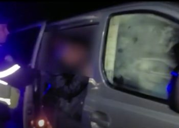 Transportonte 16 klandestinë, i riu nga Tepelena shkel gazin te “Ura e Lumit, policia i qepet nga pas (VIDEO)