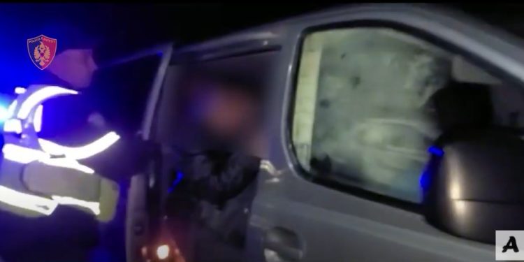 Transportonte 16 klandestinë, i riu nga Tepelena shkel gazin te “Ura e Lumit, policia i qepet nga pas (VIDEO)