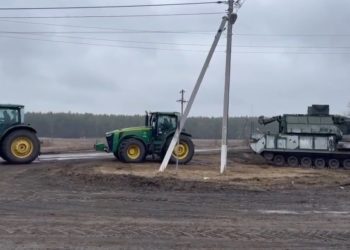 Pamjet bëjnë xhiron në rrjet, ushtarët rusë braktisin tankun, e tërheqin me zetor fermerët ukrainas (VIDEO)