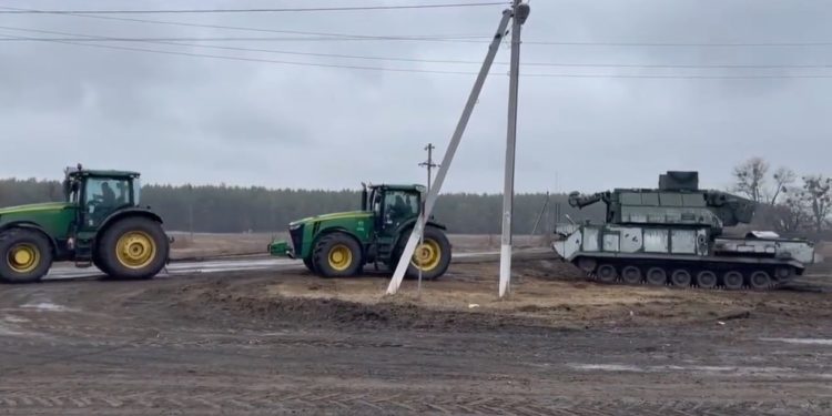 Pamjet bëjnë xhiron në rrjet, ushtarët rusë braktisin tankun, e tërheqin me zetor fermerët ukrainas (VIDEO)