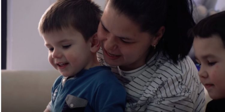 Rrëfimi prekës i gruas nga Ukraina që po strehohet me fëmijët në Tiranë: Udhëtuam me javë të tëra, burrin e kam lënë në luftë (VIDEO)