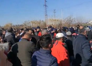 Çmimi i naftës, fermerët në Lushnnje dalin në protestë (VIDEO)