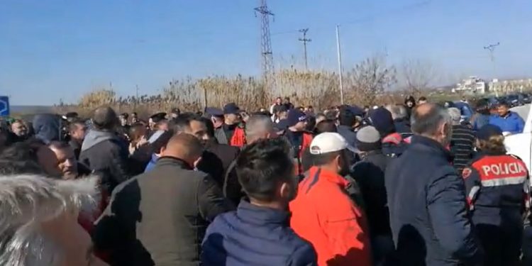 Çmimi i naftës, fermerët në Lushnnje dalin në protestë (VIDEO)