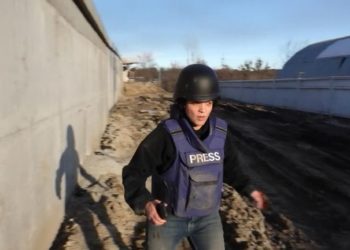 E frikshme/ Shihni sesi breshëritë e rusëve vërshojnë mbi gazetarët anglezë në Ukrainë (VIDEO)