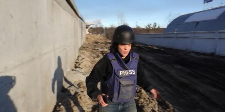 E frikshme/ Shihni sesi breshëritë e rusëve vërshojnë mbi gazetarët anglezë në Ukrainë (VIDEO)