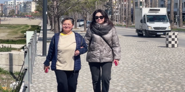 Nënë e bijë udhëtuan për 10 ditë nga Ukraina, strehohen falas në hotel në Vlorë