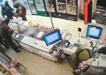 Ushtaratët rusë si plaçkitës në Ukrainë, shihni çfarë bëjnë në supermarket (VIDEO)