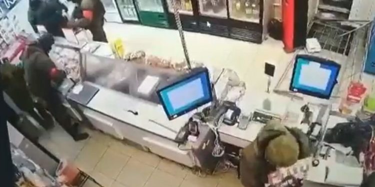 Ushtaratët rusë si plaçkitës në Ukrainë, shihni çfarë bëjnë në supermarket (VIDEO)