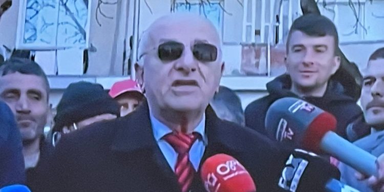 Zaçja nga Golemi revoltohet me Ramën: Ma hiq qafe oligarkun Kastrati, gjakpirësin më të madh të popullit shqiptar. Naftën e duam 130 lekë/litri