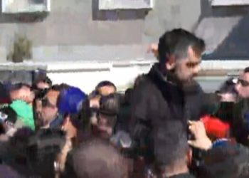 Qytetarët zbresin nga podiumi protestuesin e Berishës dhe Metës: Poshtë politika, në shesh është populli
