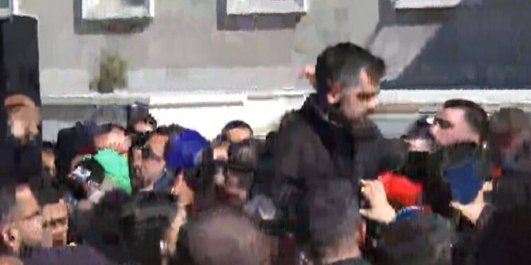 Qytetarët zbresin nga podiumi protestuesin e Berishës dhe Metës: Poshtë politika, në shesh është populli