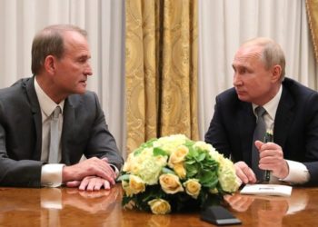 Arrestohet “njeriu i Putinit” në Ukrainë, shiheni me pranga në duar (FOTO)