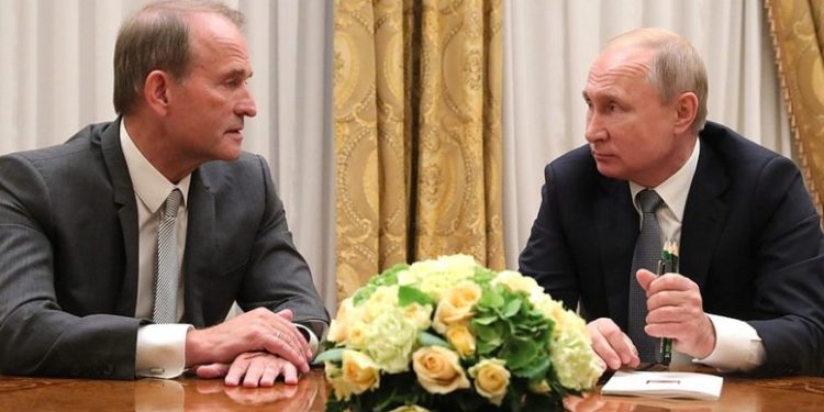 Arrestohet “njeriu i Putinit” në Ukrainë, shiheni me pranga në duar (FOTO)