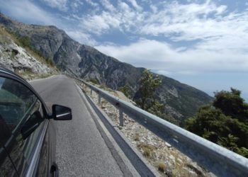 Aksident në Palasë, rrëzohet betonieria, plagoset rëndë shoferi