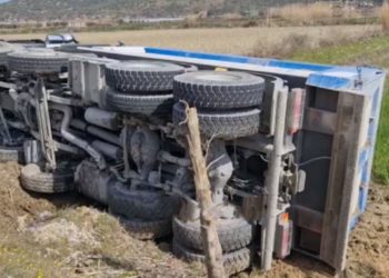 Përmbyset kamioni në Mallakastër, i merr jetën shoferit