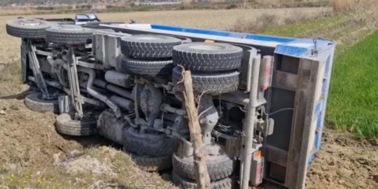 Përmbyset kamioni në Mallakastër, i merr jetën shoferit