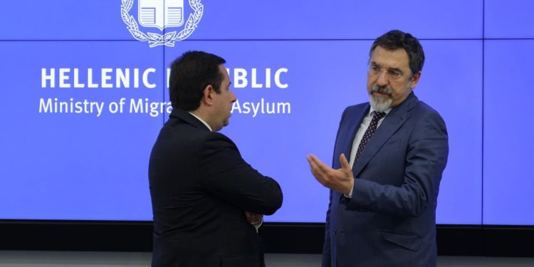 Çuçi vizitë zyrtare në Athinë, takohet me ministrin grek të Migracionit dhe Azilit: Menaxhimi i flukseve migratore një sfidë e përbashkët