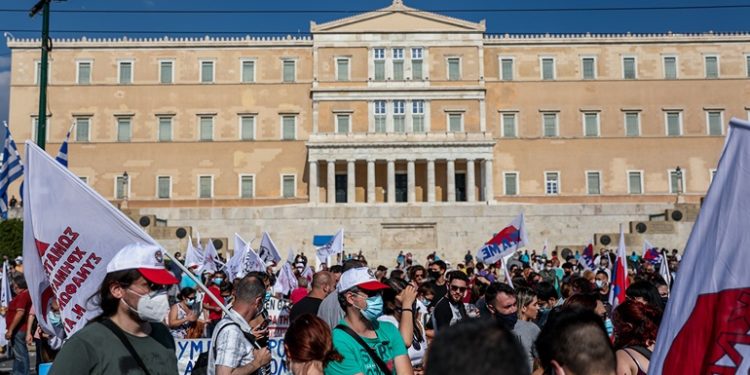 Grekët dalin në protestë: Rrisni rrogat, ulni çmimet