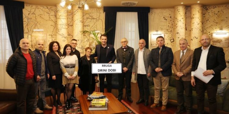 Mjeku gjirokastrit që humbi jetën nga Covid, një rrugë me emrin e Drini Dobit në Tiranë