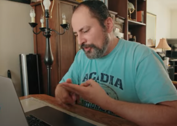 Njihuni me njeriun me talentin e rrallë që mund të flas në 24 gjuhë