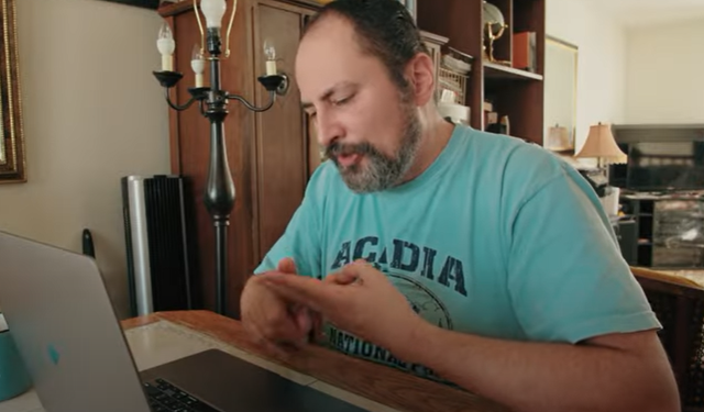 Njihuni me njeriun me talentin e rrallë që mund të flas në 24 gjuhë