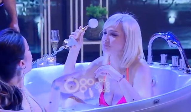 Monika Lubonja zhvishet sërish, në vaskë me vajzën e Rita Latit (FOTO)