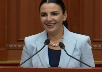 Belinda Balluku po fliste për çmimin e energjisë elektrike, ikin dritat në Kuvend
