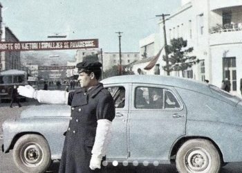 Reportazhi i gazetarit suedez: Në Sheshin ‘Skënderbej’ ndodhet i vetmi polic trafiku në Shqipëri! Çfarë shkruhet në libër për diktatorin Hoxha dhe “Bllok”-un