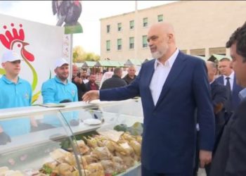 Rama kërkesë fermerit në shesh: Të kishit vënë një zgarë këtu dhe i haja unë pulat!