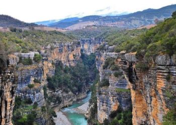 Turistë francezë “pushtojnë” Kanionet e Osumit (FOTO)
