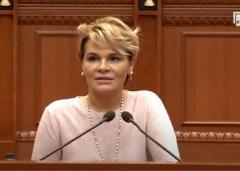 Monika Kryemadhi: Po na ikin vajzat në Angli për t’u bërë eskorta, djemtë ruajnë “shtëpitë e barit”