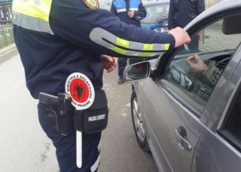 Çudira shqiptare për të mos vënë rripin në makinë: “Jam mbi 191 cm…”. Por policët e zbresin në tokë, i masin gjatësinë dhe e arrestojnë