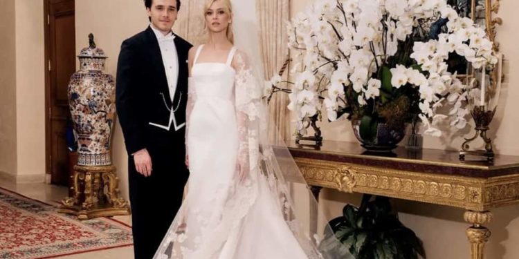 Djali i David Beckham martohet dhe merr mbiemrin e nuses miliardere (FOTO)