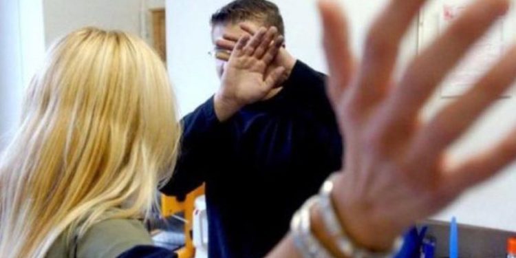 Gruaja rreh burrin, arrestohet nga policia